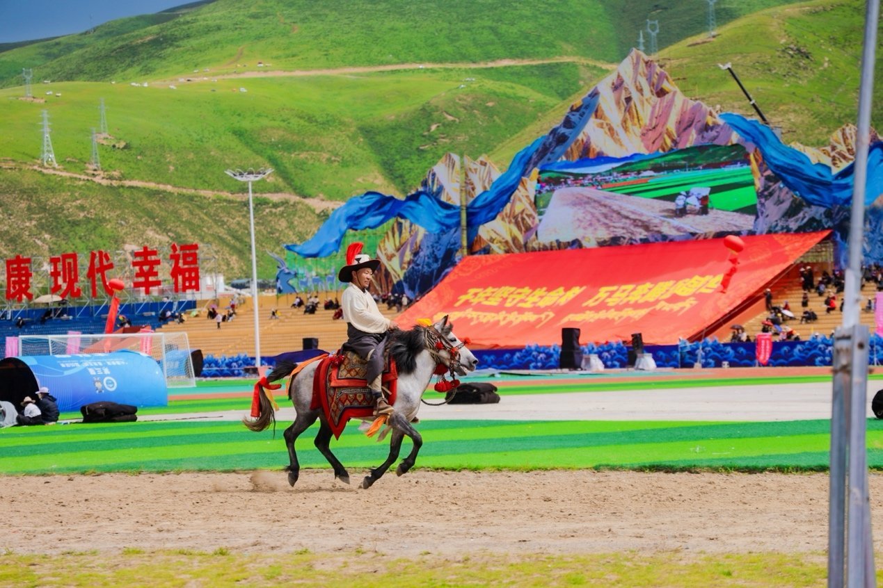 驭电而行,心向江源:北汽极狐助力2026三江源生态文化旅游节盛大启幕