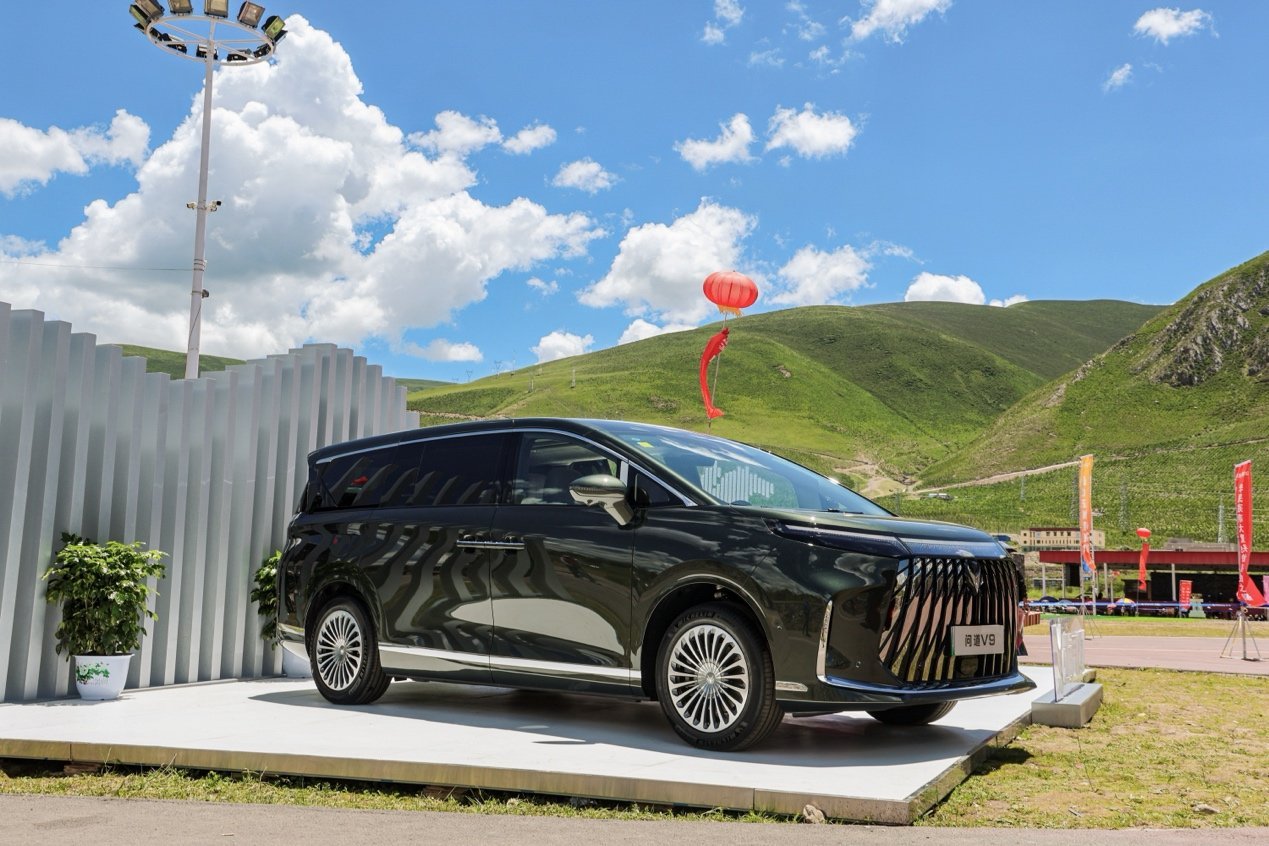 驭电而行,心向江源:北汽极狐助力2026三江源生态文化旅游节盛大启幕